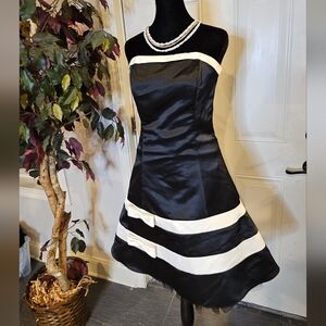 Elegant Black and White Strapless Dress Size 7/8 Fit And Flair